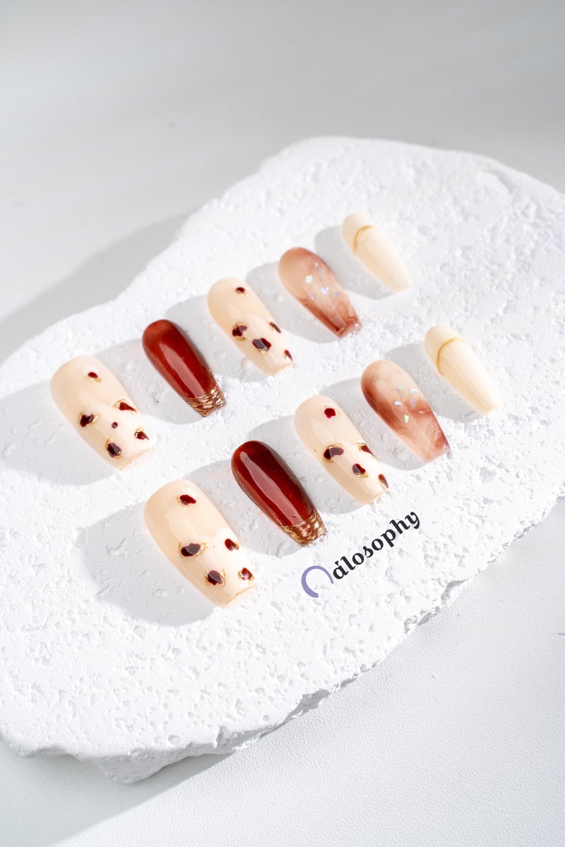 Nailosophy أظافر فاخرة مصنوعة يدويًا باللون الكهرماني الرخامي ونقشة الفهد مع لمسات ذهبية | شكل الكوفين - Image 2